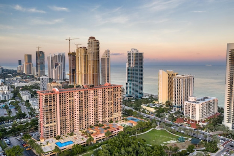 fpkdl.com_750_1765388161_panoramic-view-modern-buildings-against-sky-sunset_1048944-6339339